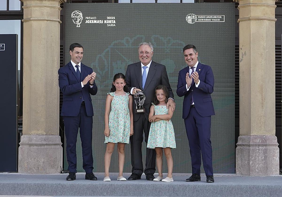 Pradales, Jainaga con sus nietas Sofía e Inés, y Jauregi, tras la entrega del Premio Korata 2025 en el Palacio de Miramar de Donostia