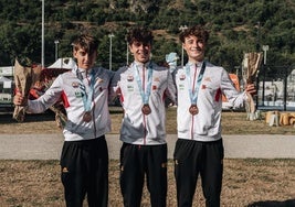 Oier Díaz, en el medio, junto a Faust Clotet y Dídac Foz tras lograr el bronce en Patrullas.