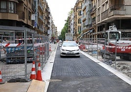 Un taxi circula este viernes por la calle Easo.