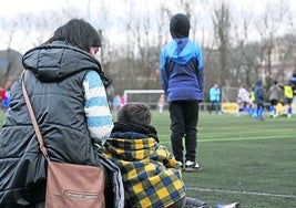 Una mujer y un niño durante un partido de Eskola Kirola.
