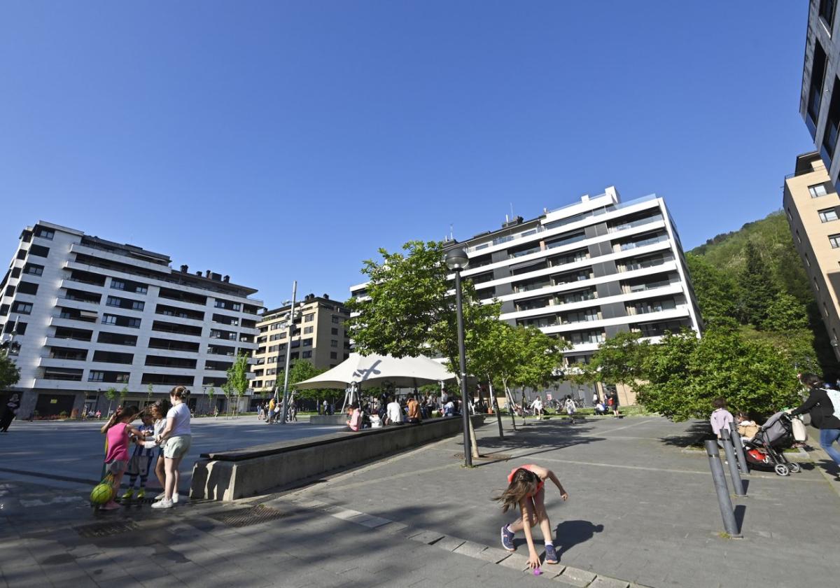 Plaza del barrio Larramendi, zona en la que se reunirá el Ayuntamiento con sus vecinos.