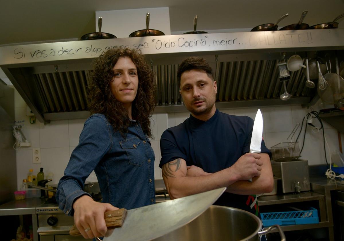 Laura e Itoitz, bien armados para defender sus dos locales, el Basarri y el Kantoia. En Egia, claro.