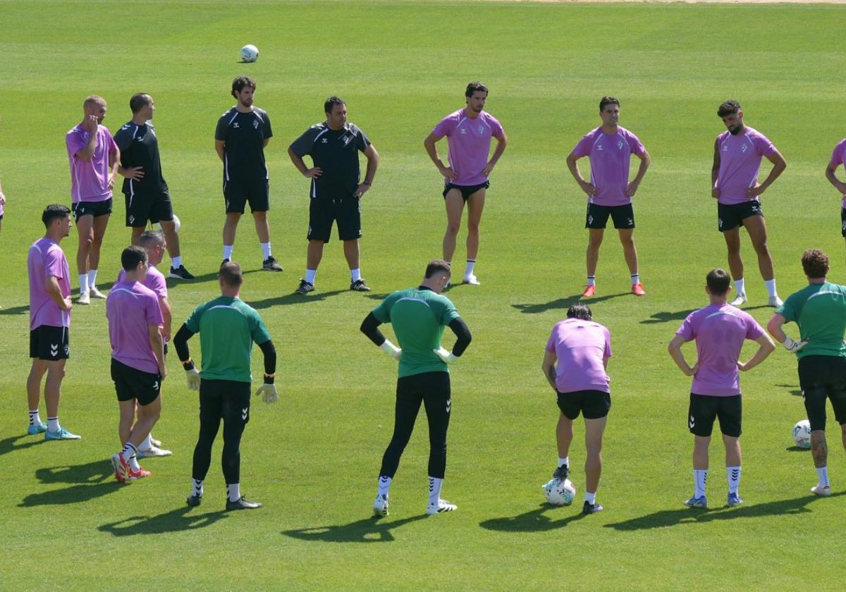 El corro de los jugadores del Eibar en su primer entrenamiento de la temporada, en la nueva Ciudad Deportiva. FÉLIX MORQUECHO