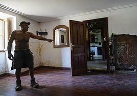 Iñaki Oria observa el agujero que el agua dejó en su habitación principal.