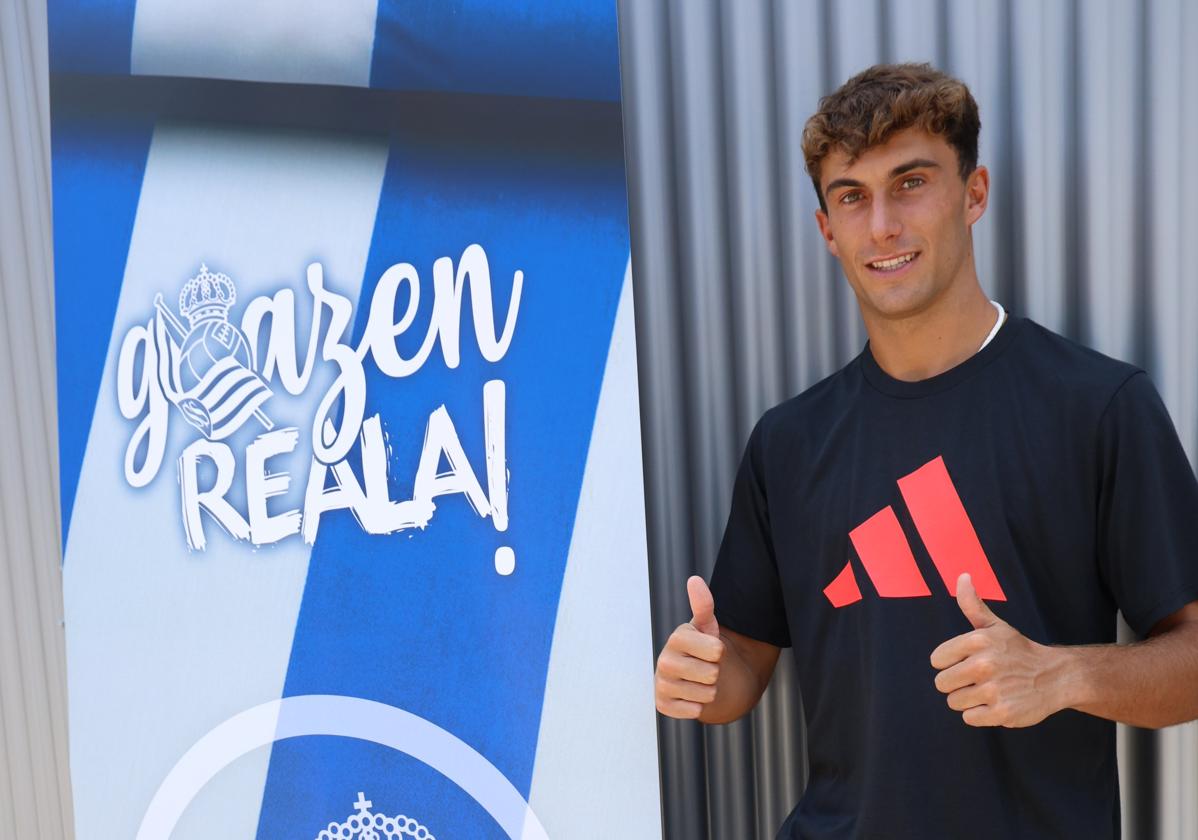 Goti alza los pulgares de sus manos junto al logotipo de Goazen Reala!
