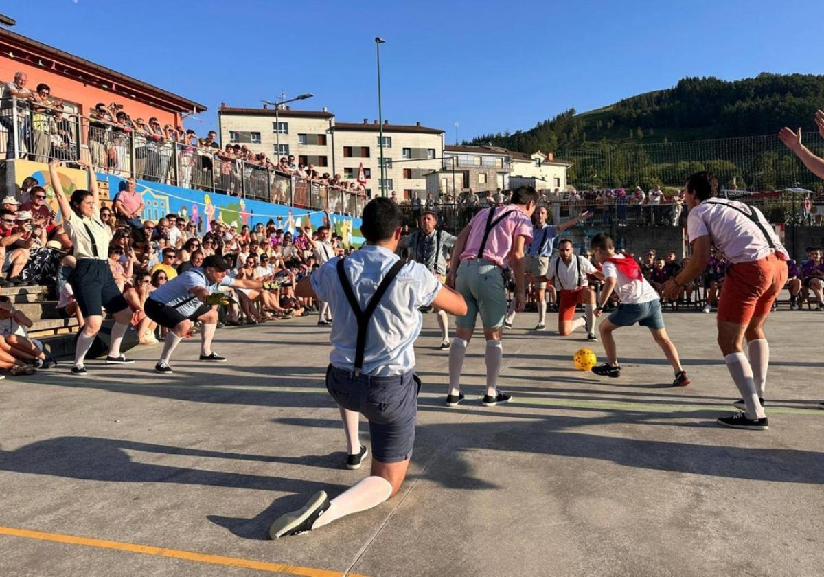 Tio Teronen semeak mezcla euskal dantzak y otras coreografías.