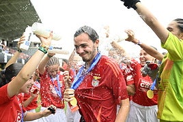 Las chicas del Benfica 'duchan' a su entrenador