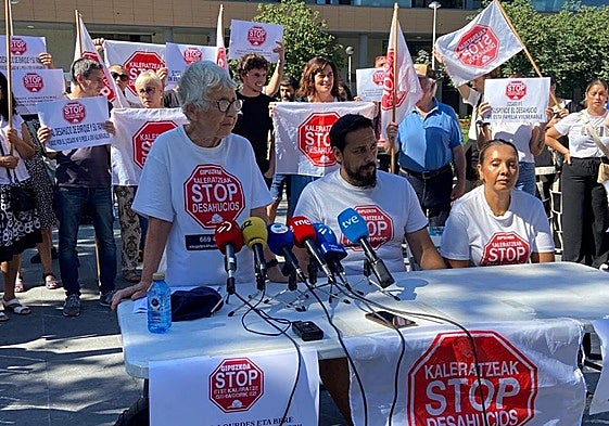 Representantes de Stop Desahucios Gipuzkoa con el matrimonio afectado este pasado jueves en Donostia.
