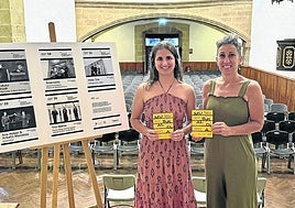 La joven pianista zarauztarra Maren Otegi con la concejala Irune Urbieta.