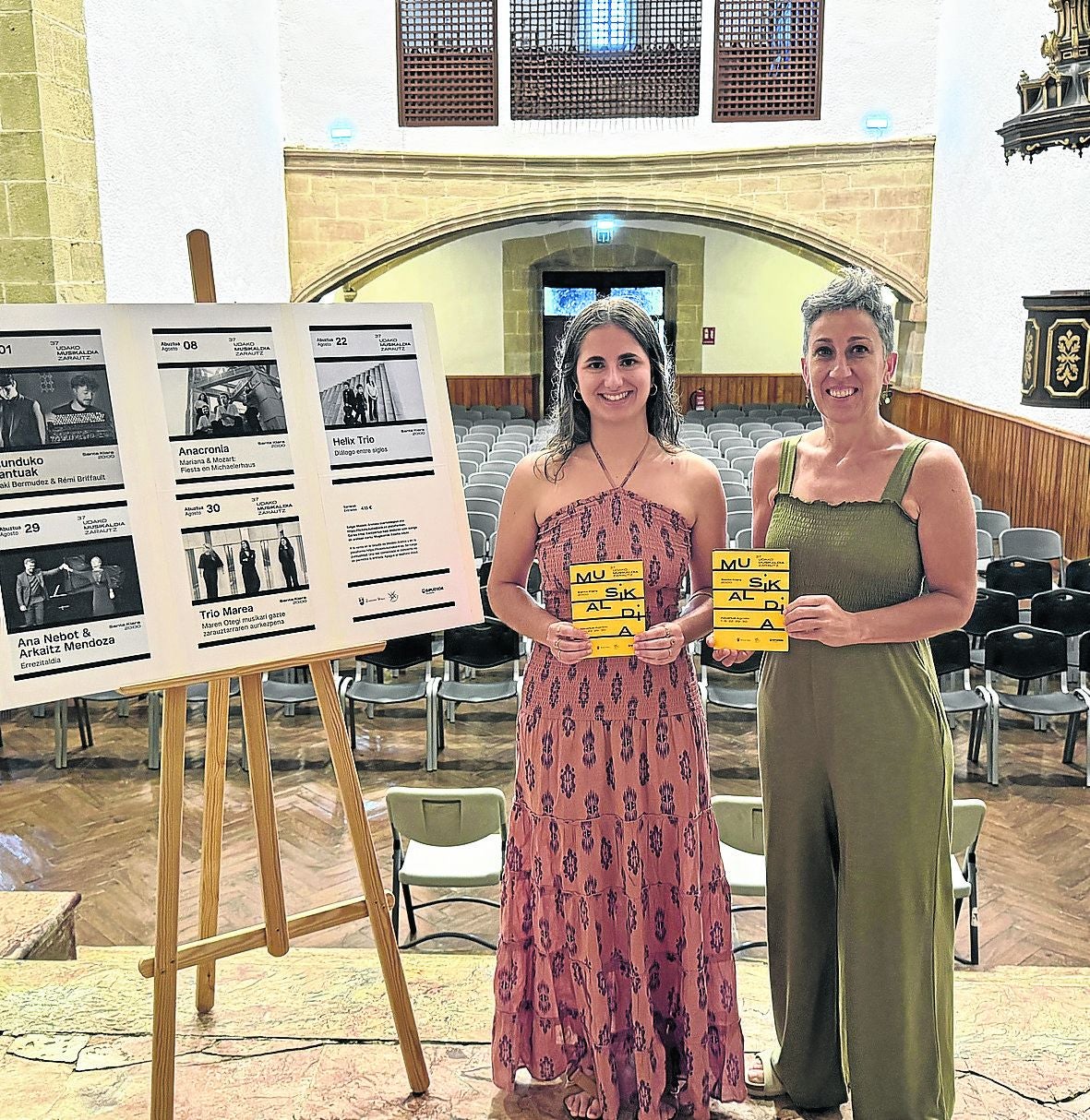 La joven pianista zarauztarra Maren Otegi con la concejala Irune Urbieta.