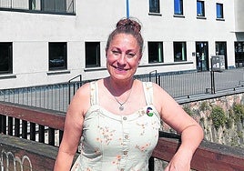 Maite Gartzia posa frente a Lekuona Fabrika.