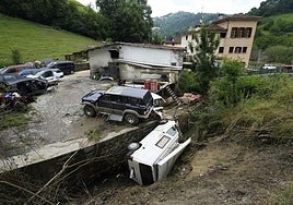 Vehículos dañados por la riada un mes después.