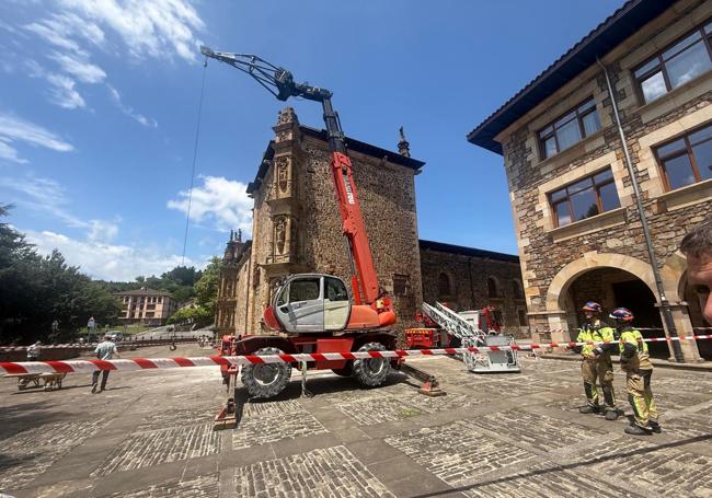 Los bomberos retiran con una grúa los desperfectos más importantes del tejado de la Universidad de Oñati.