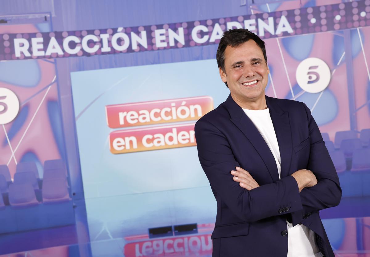El presentador Ion Aramendi, en el plató de 'Reacción en cadena'.