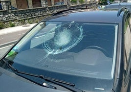 Uno de los coches afectados en Hondarribia con la luna delantera reventada.