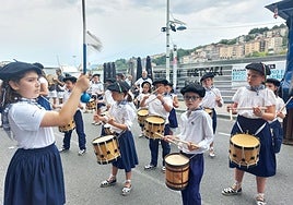 La tamborrada infantil invitó a disfrutar de las fiestas del Carmen de Trintxerpe