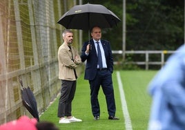 Erik Bretos, director de fútbol, y Jokin Aperribay siguen el primer entrenamiento de la Real.