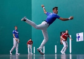 Jon Ander Peña realiza un saque en el último partido del grupo B del Torneo San Fermín.