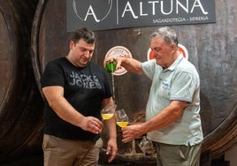 Xabier y Santiago Altuna, probando la primera sidra Altuna con Denominación de Origen Euskal Sagardoa