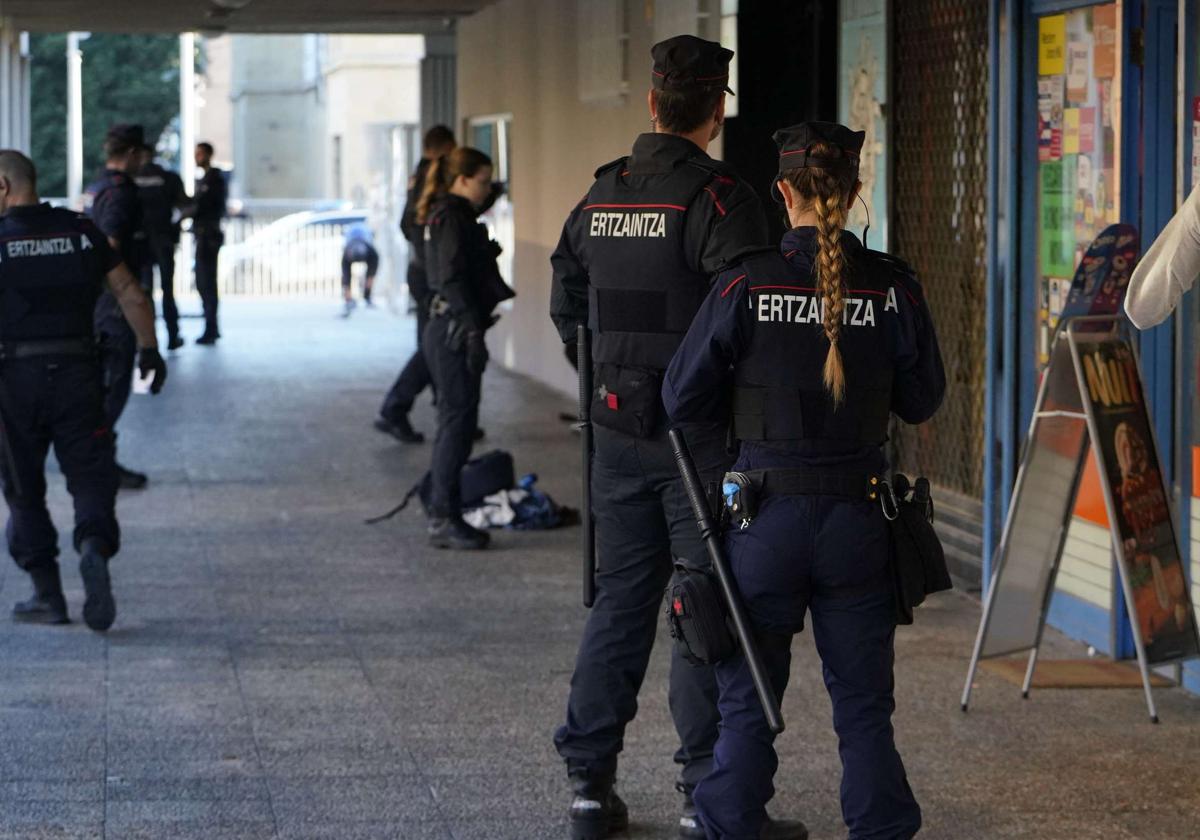 Agentes de la Ertzaintza.