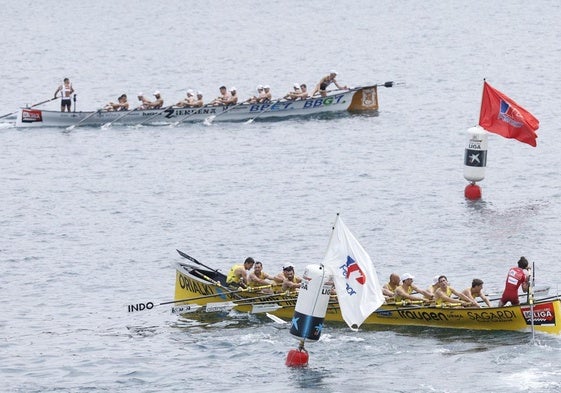 Orio sale de la segunda ciaboga mientras Zierbena llega a ella durante la bandera disputada este domingo en Zierbena.