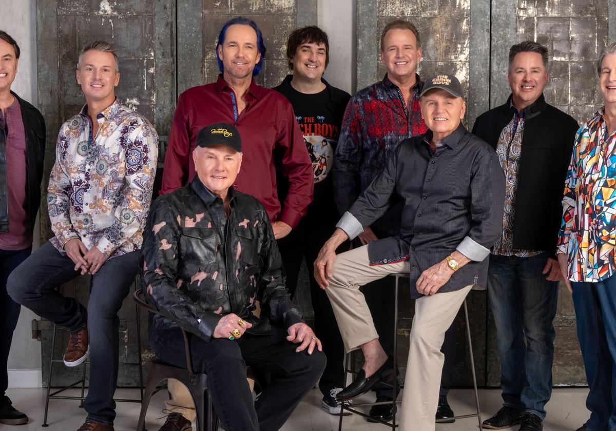 Mike Love (sentado a la izquierda) y Bruce Johnston (derecha) junto a otros de los integrantes de la banda.