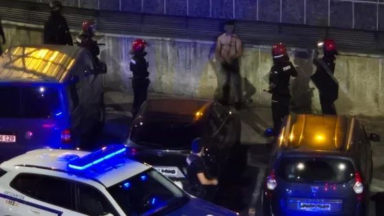 Efectivos de la Ertzaintza rodean a la persona detenida la noche del sábado en el despliegue de Ordizia.
