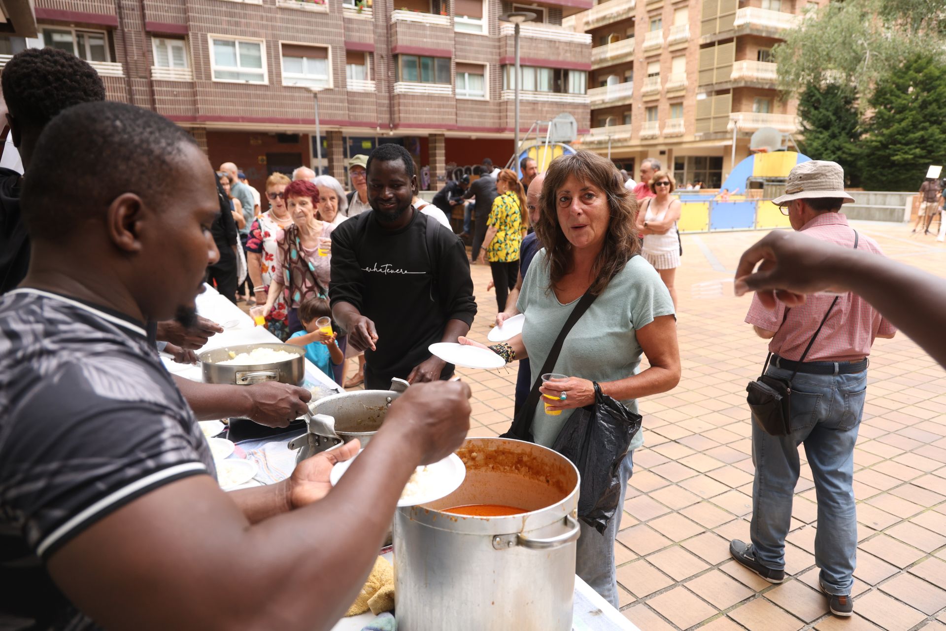 Los refugiados malienses cocinan para los vecinos de Amara