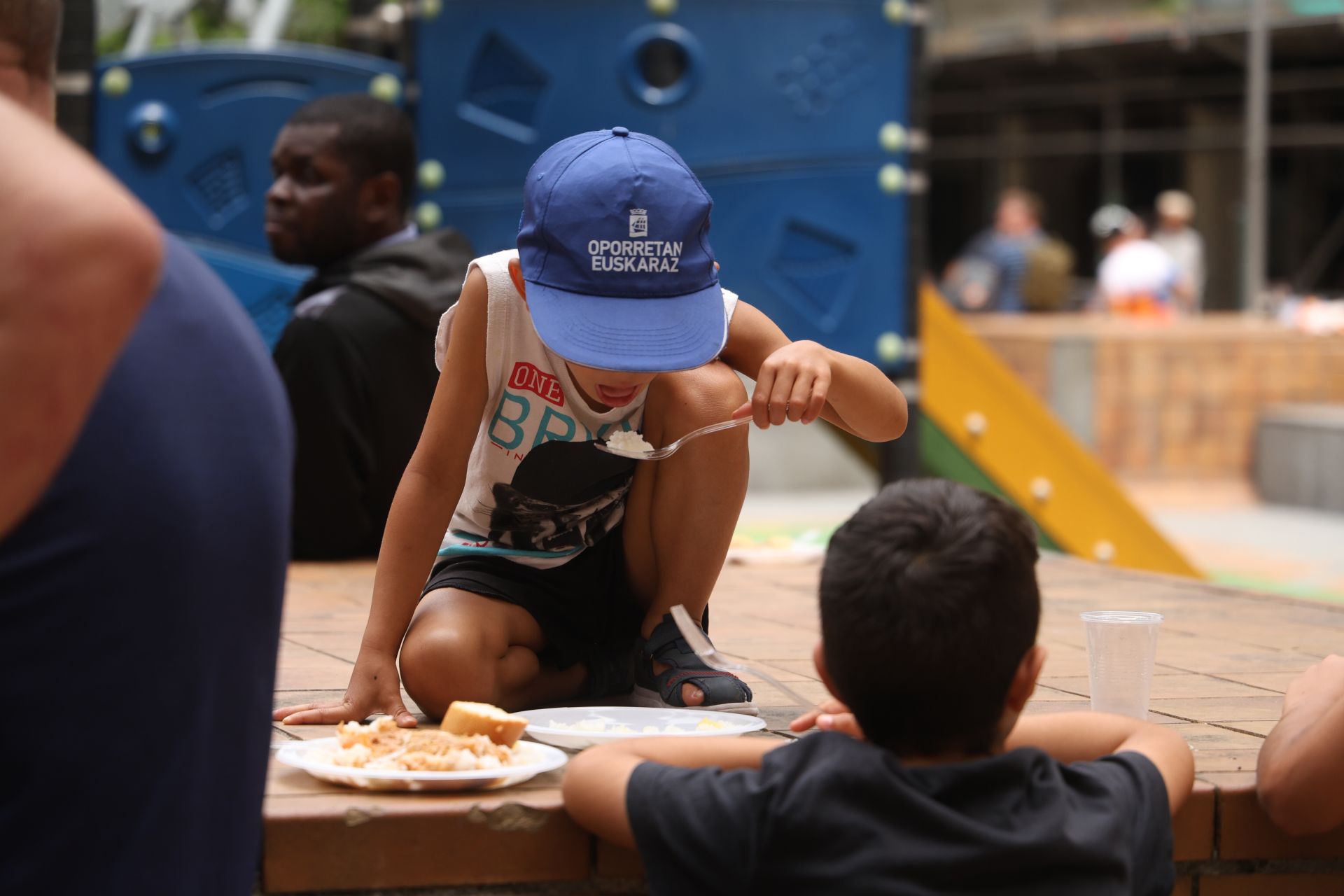 Los refugiados malienses cocinan para los vecinos de Amara