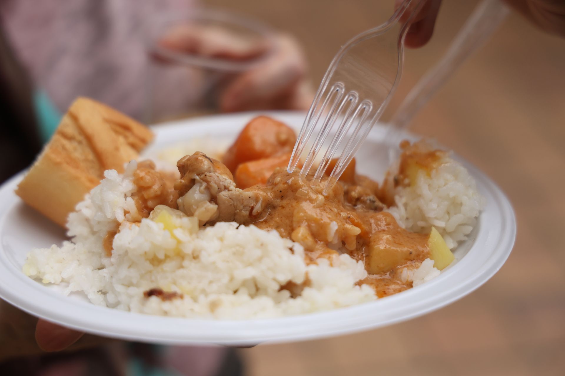 Los refugiados malienses cocinan para los vecinos de Amara