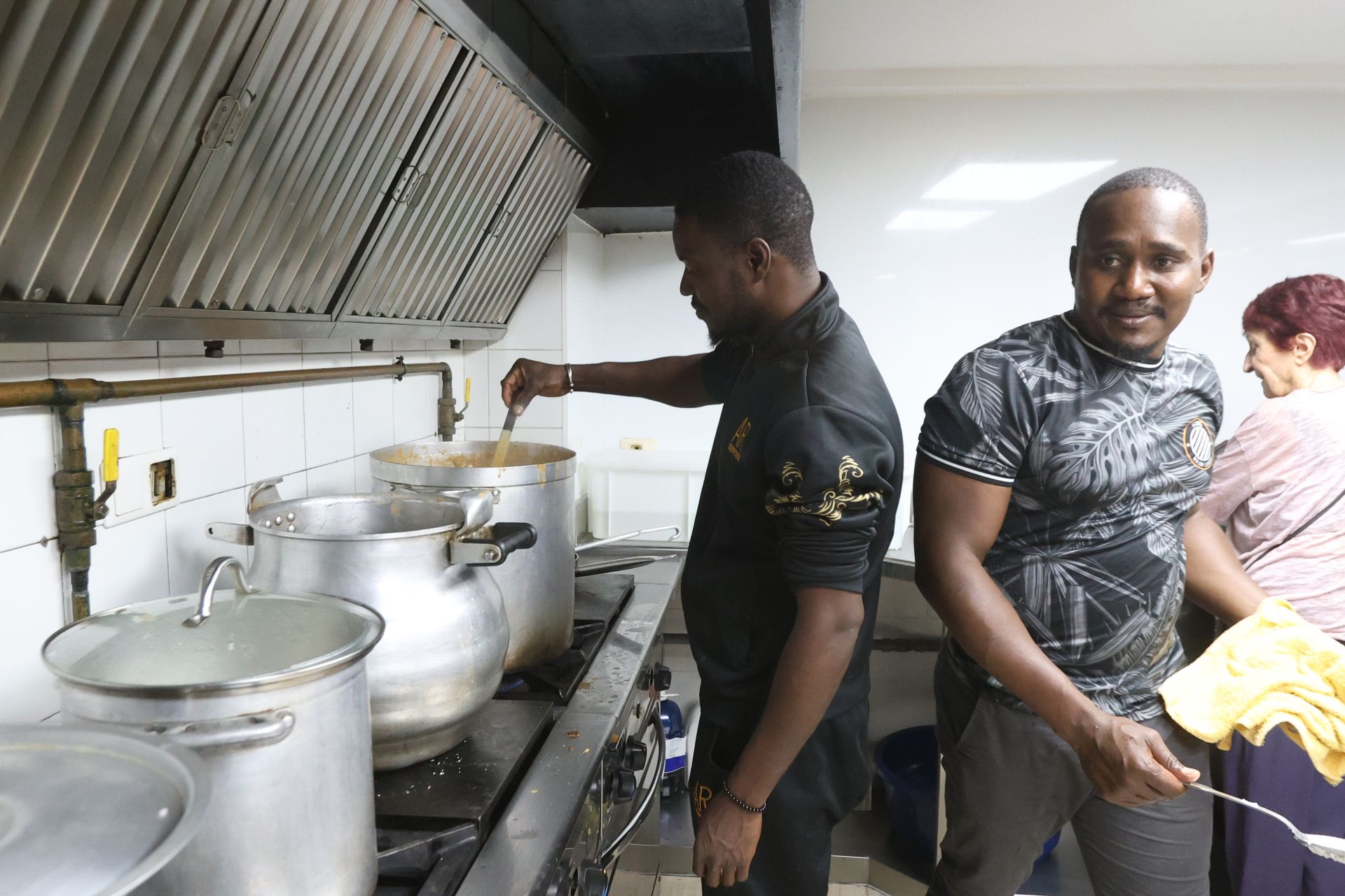 Los refugiados malienses cocinan para los vecinos de Amara