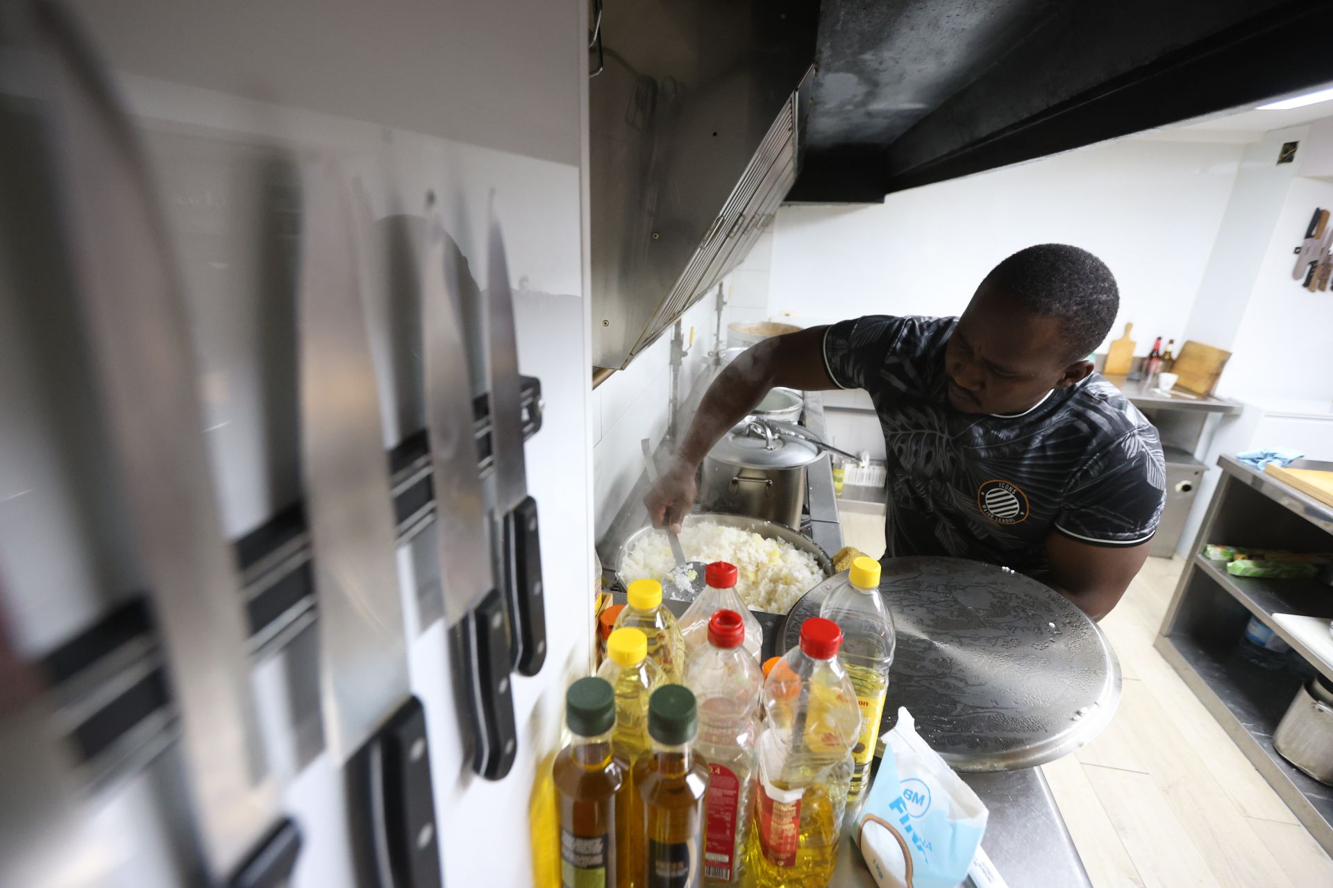 Los refugiados malienses cocinan para los vecinos de Amara