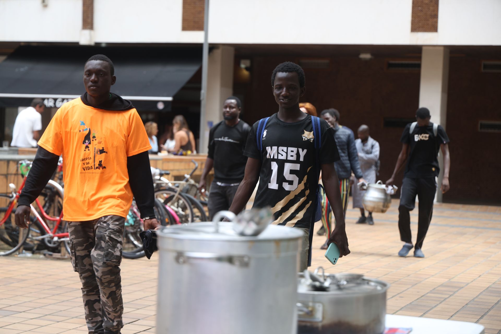 Los refugiados malienses cocinan para los vecinos de Amara