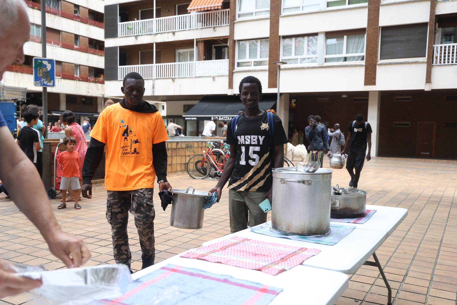 Los refugiados malienses cocinan para los vecinos de Amara