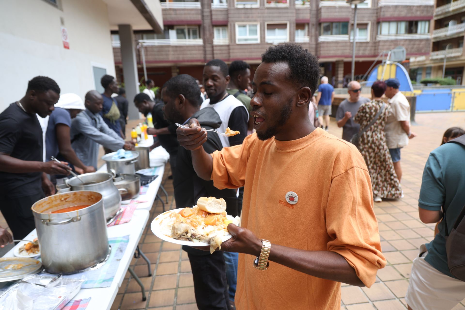 Los refugiados malienses cocinan para los vecinos de Amara