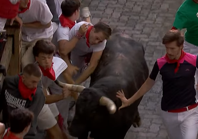 Los jóvenes atrapados y embestidos por el toro en la zona próxima al callejón.