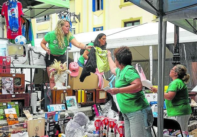 La tómbola que se celebró al mediodía repartió numerosos premios.