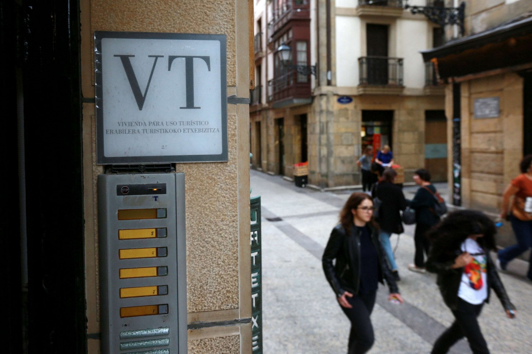 Vivienda de uso turístico en la Parte Vieja, en este caso legal e identificada como exige la normativa.