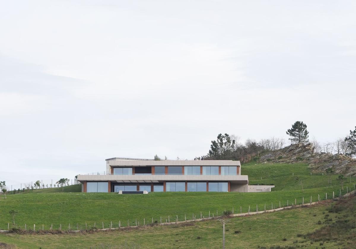 Villa Txalin pide acceso a través del camino del depósito de agua