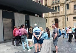 Comenta Mikel L.: «Cualquier tiempo pasado fue mejor, cuando en esa esquina del Portaaviones del Muelle había una encargada de mantener abiertos y limpios los servicios públicos. Ahora, uno de estos váteres automáticos está siempre estropeado y las colas son constantes».