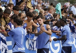 Odriozola, Javi López y Becker atienden las peticiones de autógrafos y fotos de los realzales que han acudido este lunes a Zubieta.