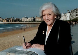 Ana María Matute firma un libro en La Concha en su visita a Donostia en 1998.