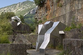 Angurretako harrobia harrizko lorategia ere bada.