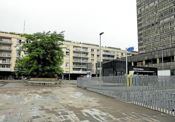 Plaza Blas de Otero de Egia, en la que previsiblemente se ubicará la futura comisaría que compartirán la Guardia Municipal y la Ertzaintza.