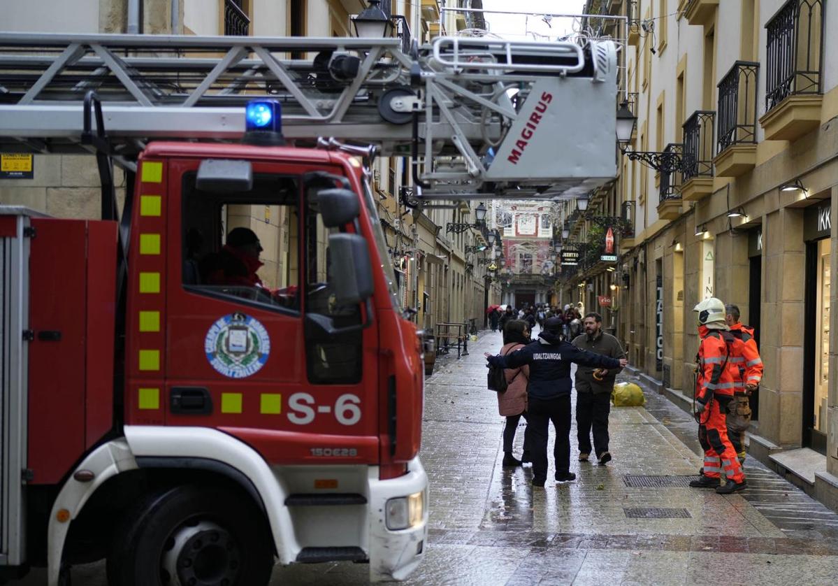 Bomberos de Donostia trabajando en la extinción de un incendio en la Parte Vieja