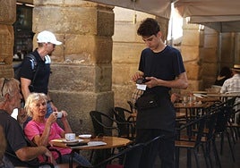 La hostelería es el sector que más trabajadores extranjeros aglutina en Gipuzkoa.