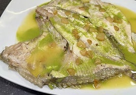 Receta de gallo San Pedro con salsa de piparras