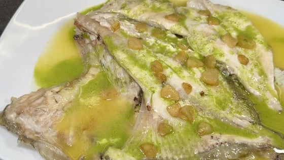 Receta de gallo San Pedro con salsa de piparras