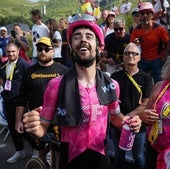 Ben Healy celebra su liderato tras comprobar que Pogacar no cruza la línea de meta a tiempo.