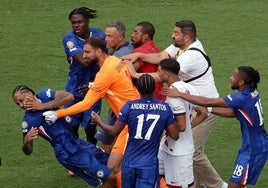 Joao Pedro cae al suelo tras el empujón de Luis Enrique al concluir la final del Mundial de Clubes.